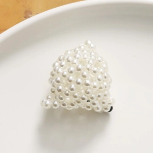 Detalle de un adorno de perlas hecho a mano con textura esférica blanca brillante