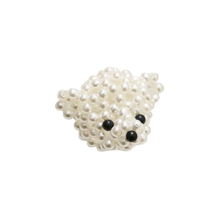 Accesorio de cabeza de perro de perlas blancas hecho a mano con diseño de cachorro