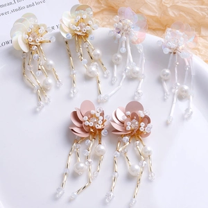 Boucles d'oreilles fleurs faites à la main avec paillettes et pompons de perles douces