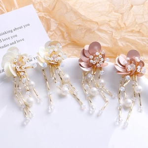 Vue détaillée de pompons floraux faits main avec sequins et perles pour création de bijoux