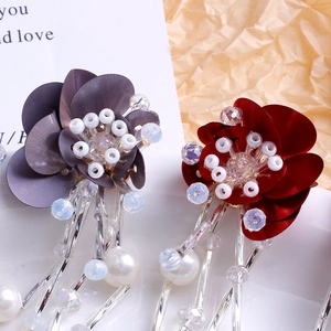 Boucles d'oreilles fleurs à pompons faites main avec perles et paillettes gris et rouge métal
