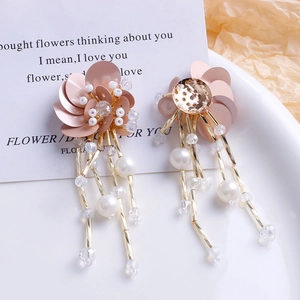 Boucles d'oreilles fleurs faites main avec paillettes roses et longs glands de perles
