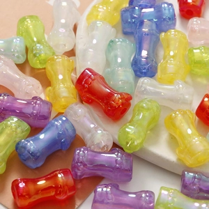 Dettaglio macro di perle in acrilico traslucido dai colori AB a forma di bambù per DIY