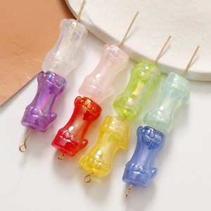 Vista macro di perle iridescenti a forma di bambù per la creazione di gioielli DIY
