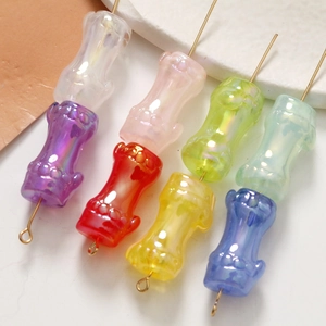 Dettaglio di perle iridescenti stile bambù su ganci dorati per gioielli fai-da-te