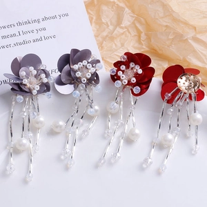 Boucles d'oreilles fleurs faites main avec pompons pétales violets rouges et perles