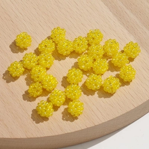 Handgemaakte gele kralenbloem bedeltjes voor DIY haaraccessoires en sieraden maken