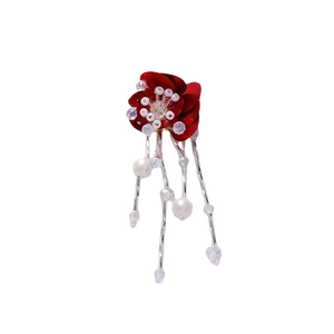 Barrette à fleurs traditionnelles chinoises avec pétales rouges et longs pompons en perles