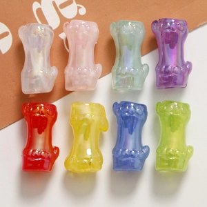 Dettaglio di perle in resina traslucida a forma di bambù in otto colori sfumati per DIY