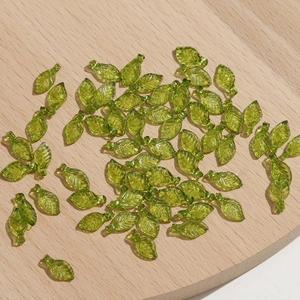 Detail van groene bladvormige kralen met nerven voor handgemaakte sieraden DIY