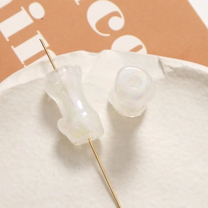 Dettaglio macro di perle traslucide a forma di bambù con finitura iridescente per DIY