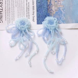 Blaue Glasperlen-Ohrringe mit Blumenmuster und langen Perlenquasten im Boho-Stil