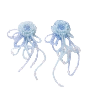 Handgefertigte hellblaue Quallen-Ohrringe mit Perlenquasten und Ozean-Blumen-Design