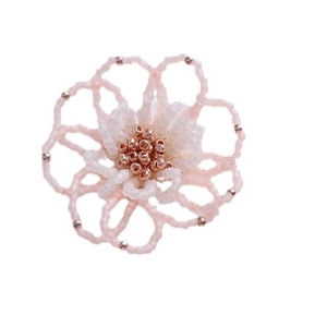 Exquisites handgefertigtes Perlenblumen-Accessoire in Rosa und Weiß mit goldener Mitte
