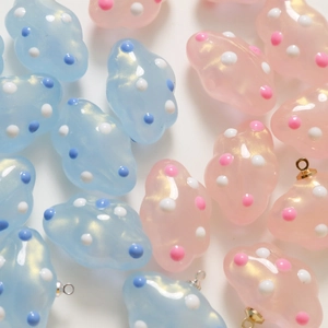 Primer plano de colgantes de nube en resina con purpurina y puntos 3D para joyería DIY