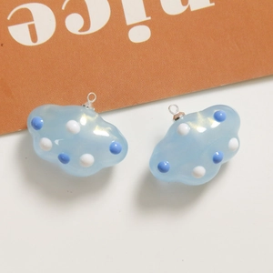 Colgantes de nube azul en resina con lunares blancos y aros metálicos para joyería
