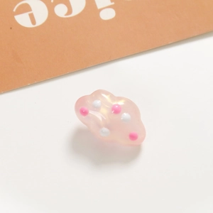Detalle de cuenta de nube rosa con puntos para accesorios de llaveros hechos a mano