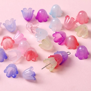 Détail macro de perles muguet en acrylique pour bijoux DIY aux couleurs pastel douces