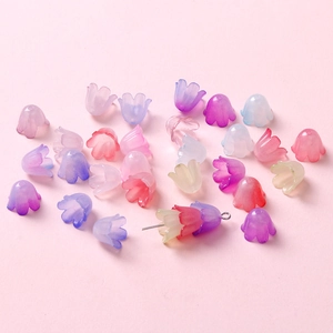 Détail macro de perles en acrylique en forme de fleur pour bijoux DIY créatifs