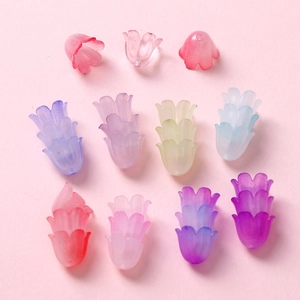 Vue détaillée de perles de lys en acrylique givré coloré pour la création de bijoux DIY