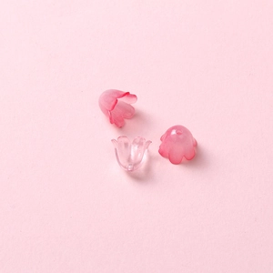 Détail macro de perles de fleurs de muguet en acrylique rose pour bijoux DIY