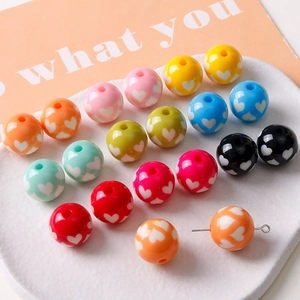 Détail de perles en résine colorées avec motifs de cœur pour bijoux DIY