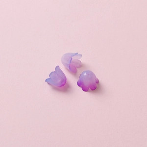 Vue détaillée de perles fleurs de muguet en acrylique givré violet avec dégradé