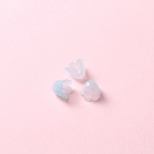 Vue détaillée de perles de muguet en acrylique bleu givré pour la création de bijoux DIY
