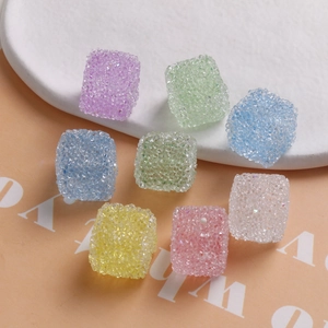 Cubes en résine dépolis de 16mm texture sucre colorés pour création de bijoux