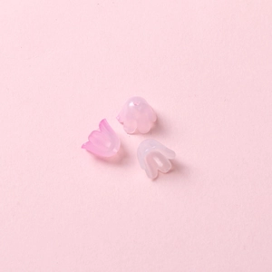 Vue détaillée de perles de muguet en acrylique rose dégradé pour création de bijoux DIY
