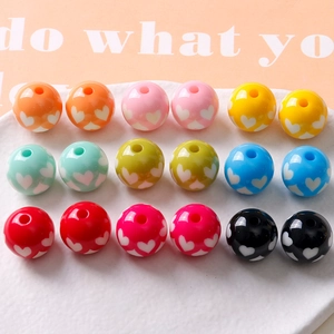 Détails de perles colorées en acrylique de 16mm avec motifs de cœur pour bijoux DIY