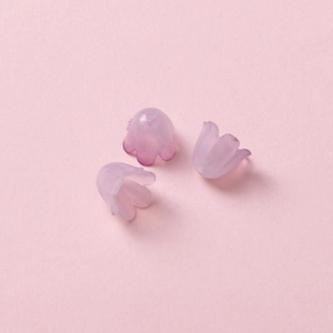 Trois perles clochettes en acrylique violet translucide avec trou vertical pour bijoux