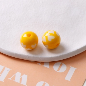 Perles en résine jaune 16mm avec motifs de cœurs blancs pour création de bijoux