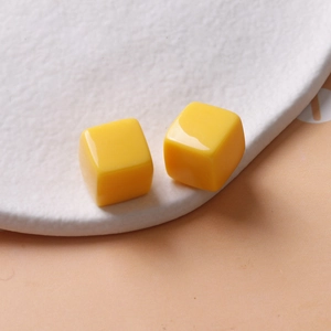 Makroaufnahme glänzender 14mm gelber Harzwürfel Perlen für DIY Schmuckherstellung