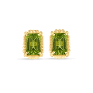 Detalle de pendientes con circón verde talla esmeralda, bisel dorado con cuentas y engaste de garras