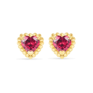 Primer plano detallado de pendientes de corazón con circón rojo y borde dorado perlado