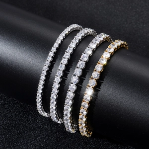 Gros plan de bracelets tennis étincelants avec zircons ronds sur un support noir