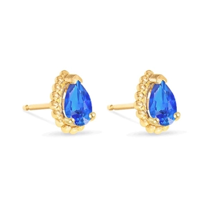 Pendientes de gota con piedras azules y bordes de cuentas doradas sobre fondo blanco liso