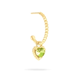 Pendientes dorados en forma de C con colgantes de circón verde corazón sobre fondo blanco