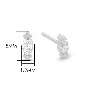 Macro-detail van geometrische marquise-zirkonia oorknopjes met afmetingen 5 mm bij 1,9 mm