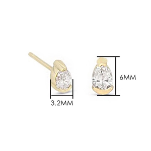 Detail van kleine goudkleurige peervormige oorknopjes met 3,2mm x 6mm afmetingen