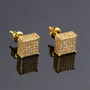 Vue détaillée des boucles d'oreilles cubes 3D dorées avec pavé de zircons étincelants