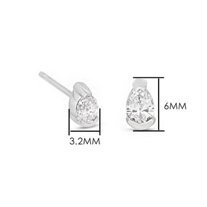 Detailweergave van de peer-cut zirkoon oorbellen met 3,2 mm en 6 mm afmetingen