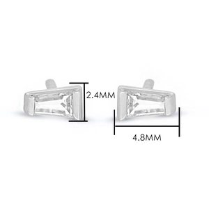 Gedetailleerde weergave van geometrische zirkoon oorknopjes van 4,8 mm bij 2,4 mm