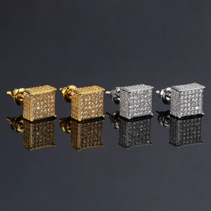 Détail des boucles d'oreilles carrées hip hop avec zircons pavés en or et argent