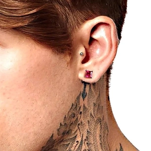 Gros plan d'une boucle d'oreille carrée en zircon rouge avec monture en argent