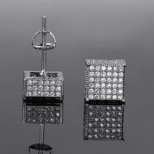 Détail de boucles d'oreilles hip hop carrées avec zircons et fermoir à vis sécurisé