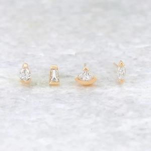 Minimalistische geometrische gouden oorknopjes met zirkonia in vier elegante snijvormen