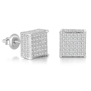 Gros plan sur des boucles d'oreilles carrées hip hop avec pavé de zircon et fermoir à vis