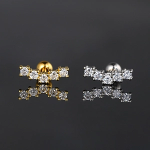 Detail von gebogenen Zirkonia-Ohrknorpel-Ohrringen in Gold und Silber mit Schraubkugel